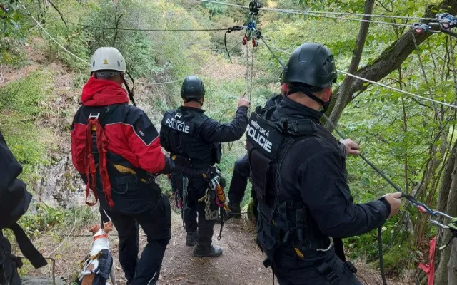 Brněnští strážníci cvičili náročný zásah. Se psy se slaňovali ze skály v Moravském krasu