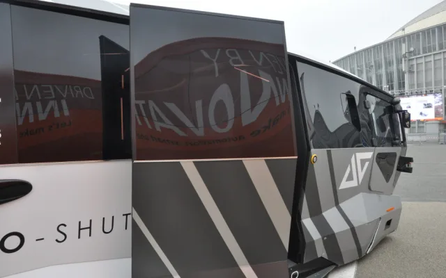 Maximální rychlost autobusu je dvacet kilometrů v hodině.