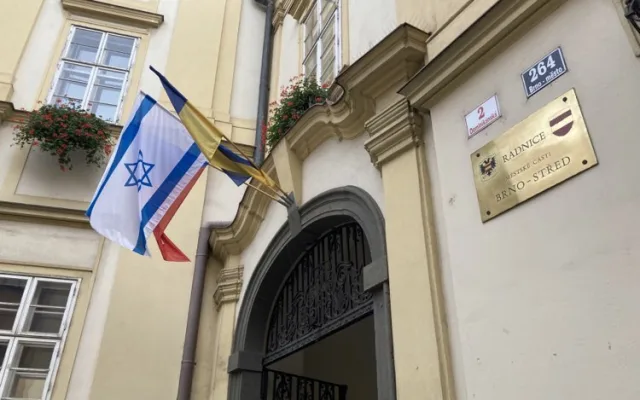 Brno má na radnici tři vlajky. Po české a ukrajinské přibyl prapor Izraele