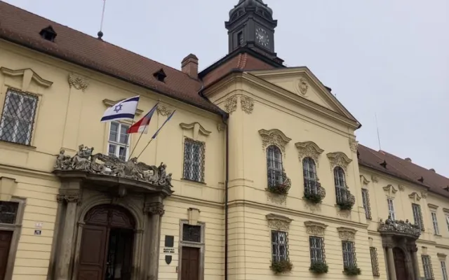 Brno má na radnici tři vlajky. Po české a ukrajinské přibyl prapor Izraele