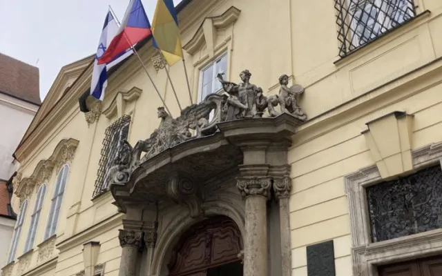 Brno má na radnici tři vlajky. Po české a ukrajinské přibyl prapor Izraele