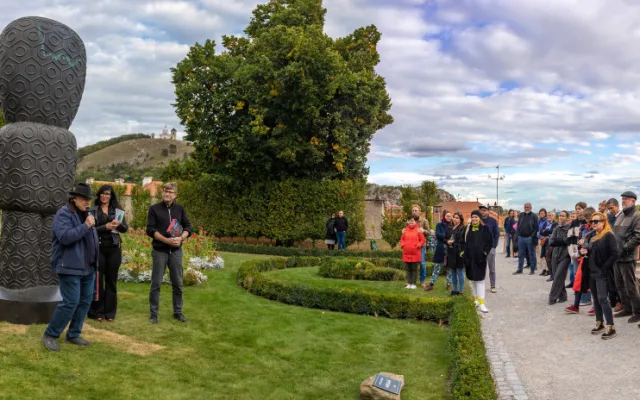Mikulov obdivuje novou sochu, kterou navrhl umělec, jenž stojí za brněnskou žirafou