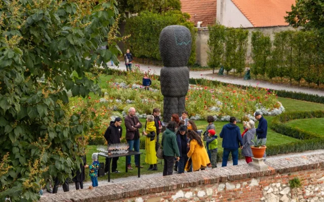 Mikulov obdivuje novou sochu, kterou navrhl umělec, jenž stojí za brněnskou žirafou