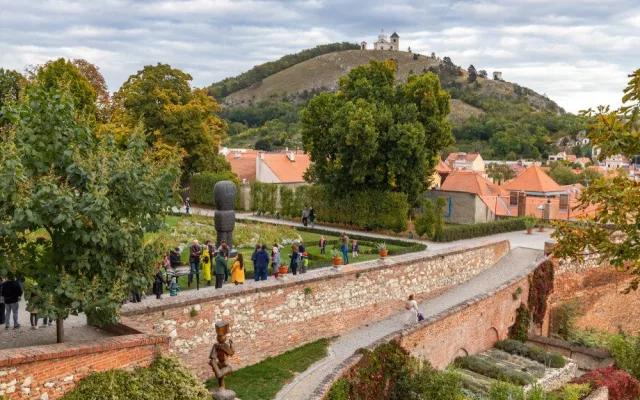 Mikulov obdivuje novou sochu, kterou navrhl umělec, jenž stojí za brněnskou žirafou