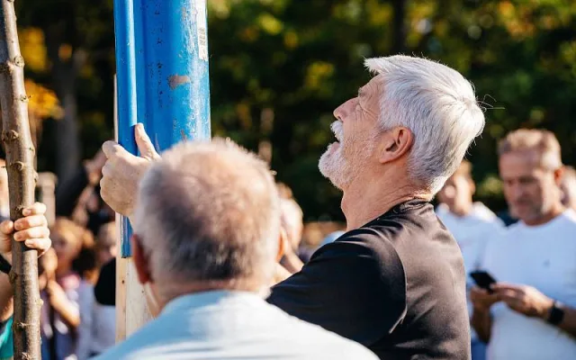 Dobrovolníci na Brněnsku sázeli stromy na obnovu krajiny, tisící strom zasadil prezident Pavel