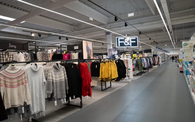 Zákazníci Tesco nově nakoupí ve zmodernizovaných prodejnách v Uherském Brodě a Uherském Hradišti