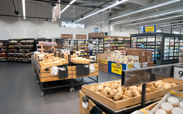 Zákazníci Tesco nově nakoupí ve zmodernizovaných prodejnách v Uherském Brodě a Uherském Hradišti