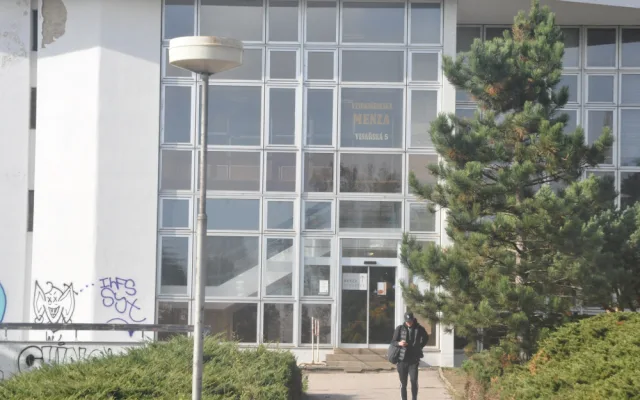 Studentům v Brně servíruje párky v rohlíku unikátní automat. Pochutnají si i vegetariáni