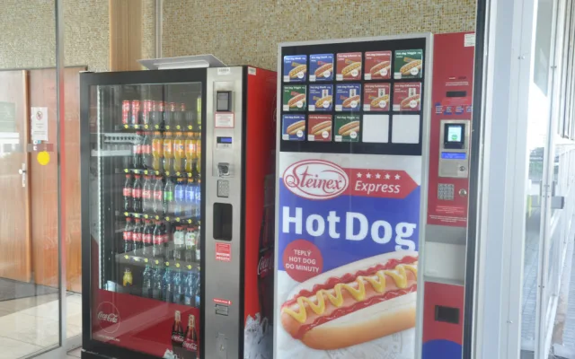 Studentům v Brně servíruje párky v rohlíku unikátní automat. Pochutnají si i vegetariáni