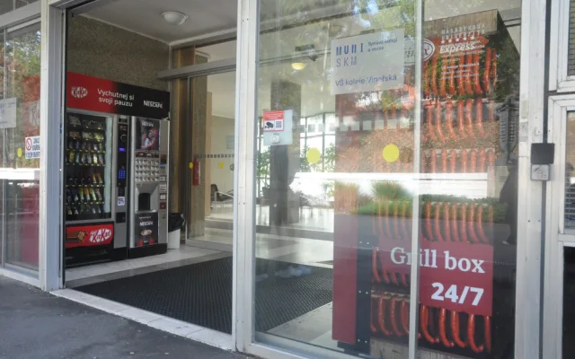 Brněnským studentům servíruje párky v rohlíku automat. Nakrmí i vegany