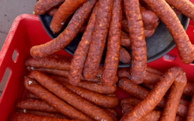 Farmářské trhy v Brně skončily ostudou. Prodejce tam nabízel desítky plesnivých klobás