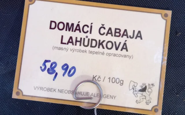 Farmářské trhy v Brně skončily ostudou. Prodejce tam nabízel desítky plesnivých klobás