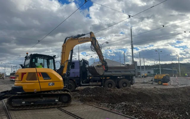 Stavba tramvajové smyčky v brněnských Pisárkách pokročila, dělníci pokládají koleje