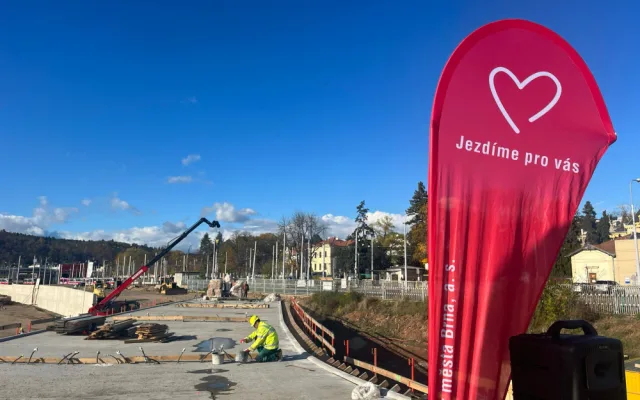 Stavba tramvajové smyčky v brněnských Pisárkách pokročila, dělníci pokládají koleje
