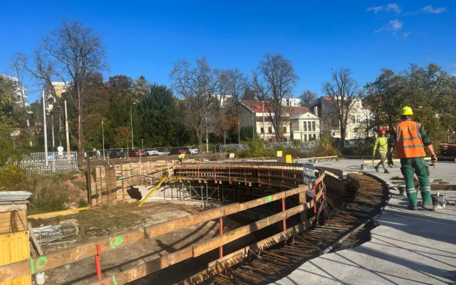 Stavba tramvajové smyčky v brněnských Pisárkách pokročila, dělníci pokládají koleje