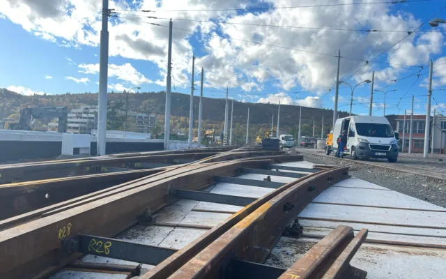 Stavba tramvajové smyčky v brněnských Pisárkách pokročila, dělníci pokládají koleje