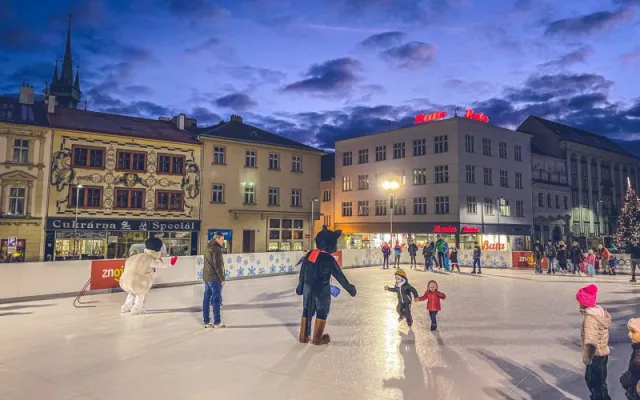 Znojmo se šňoří do vánočního. Advent zpestří ruské kolo, rakouští čerti i zabíjačka