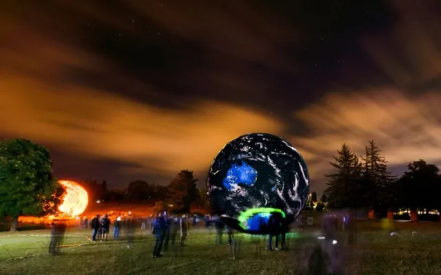 Pojďte s dětmi na brněnskou hvězdárnu hledat oříškovou planetu