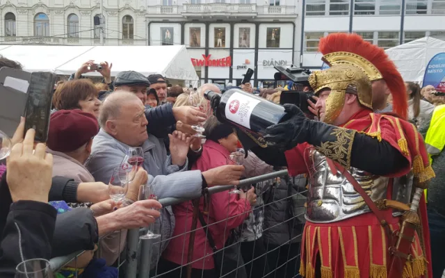 Na zdraví, volali lidé v Brně. Ťukali si svatomartinským vínem, které jim dovezl známý herec