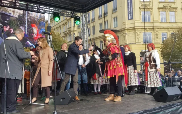 Na zdraví, volali lidé v Brně. Ťukali si svatomartinským vínem, které jim dovezl známý herec