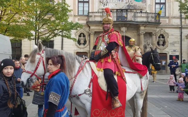 Na zdraví, volali lidé v Brně. Ťukali si svatomartinským vínem, které jim dovezl známý herec