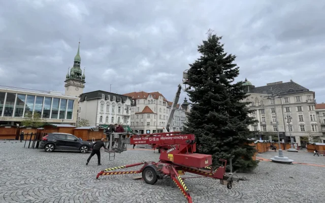 Brněnský Zelný trh zdobí vánoční jedle. Na konkurenta z náměstí Svobody se čeká