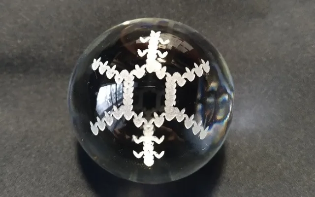 Brněnský orloj opět rozdá vánoční koule. Některé budou svítit