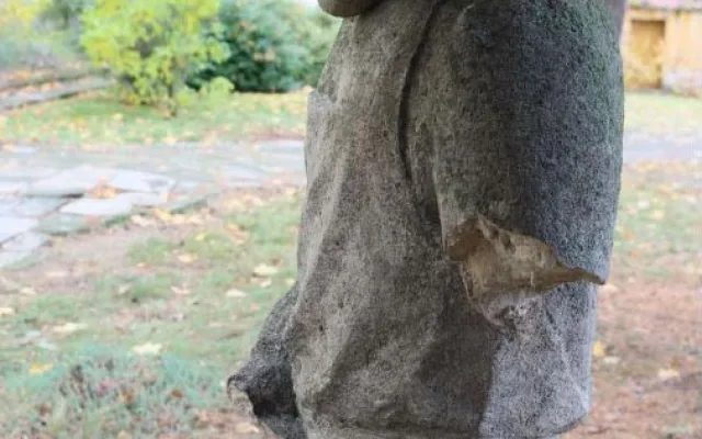 Sochu na Znojemsku zničil vandal. Svatému Klementovi urval obě ruce