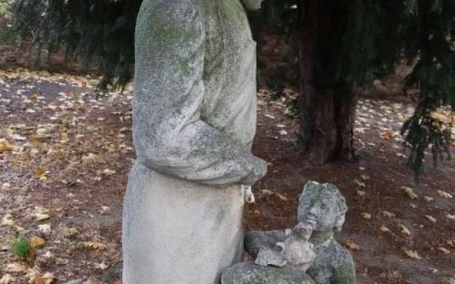 Sochu na Znojemsku zničil vandal. Svatému Klementovi urval obě ruce