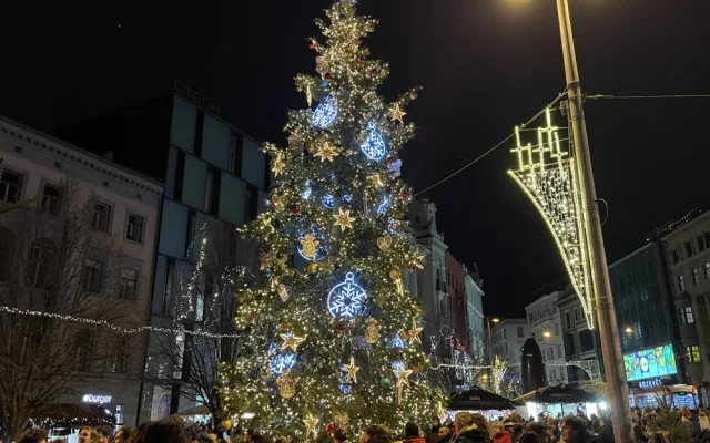 Tisíce Brňanů se nahrnuly na náměstí, aby viděly rozsvícení vánočního stromu