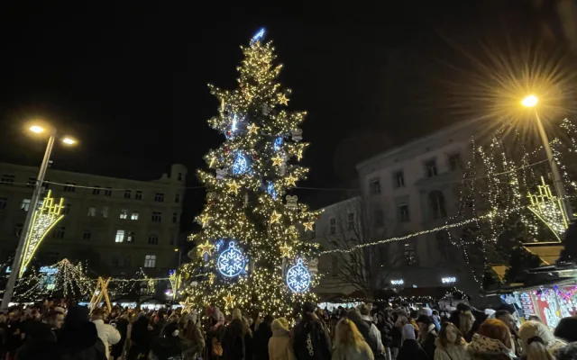 Tisíce Brňanů se nahrnuly na náměstí, aby viděly rozsvícení vánočního stromu