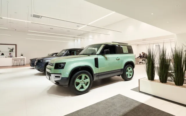 Land Rover má nový domov v Brně. Moderní autosalon vznikl místo prodejny potravin