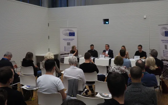 Nezakazujme ve školách umělou inteligenci, shodli se experti v Brně