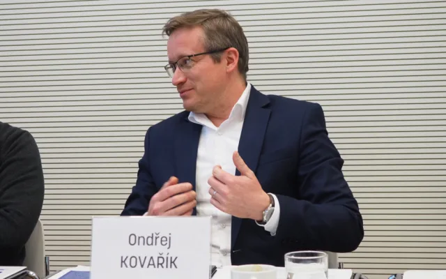 Nezakazujme ve školách umělou inteligenci, shodli se experti v Brně