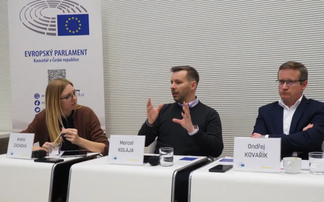 Nezakazujme ve školách umělou inteligenci, shodli se experti v Brně