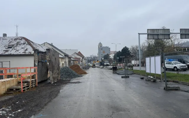 Zpoždění a komplikace. V Brně rozkopali Gajdošovu ulicí