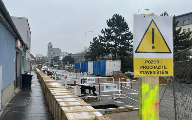 Zpoždění a komplikace. V Brně rozkopali Gajdošovu ulicí