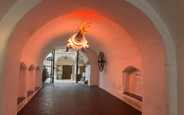 Brněnský drak vyhlíží Vánoce. Oblékl pletený svetr a z tlamy mu šlehají plameny