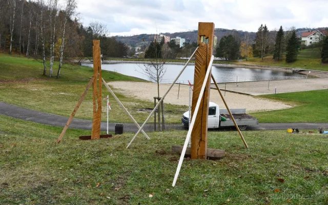 Do Blanska se vrátily pokácené akáty. Tamní umělec z nich vyrobil sochy