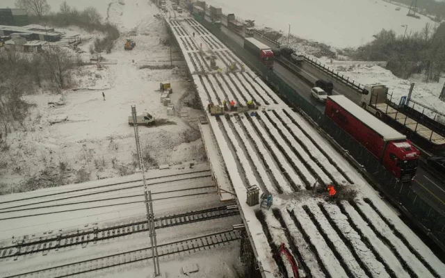 Stavbaři na dálnici D1 zbourají most přes železnici. Trať čekají noční výluky
