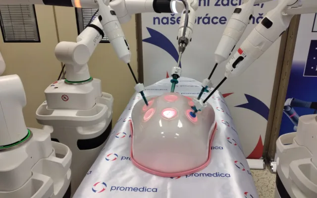 Lékaři v Brně povolají na sál nového robota. Pomůže při operacích plic a střev