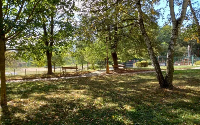 Lidé v Blansku chtějí nový park z místa, kam chodí pejskaři