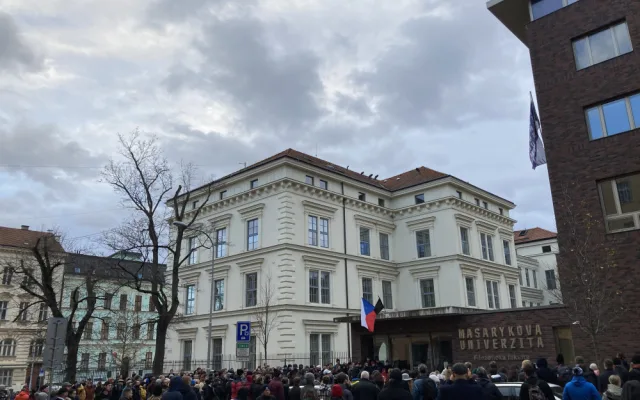 Lidé v Brně zapalují svíčky za oběti střelby. Schází se před školou i v divadle