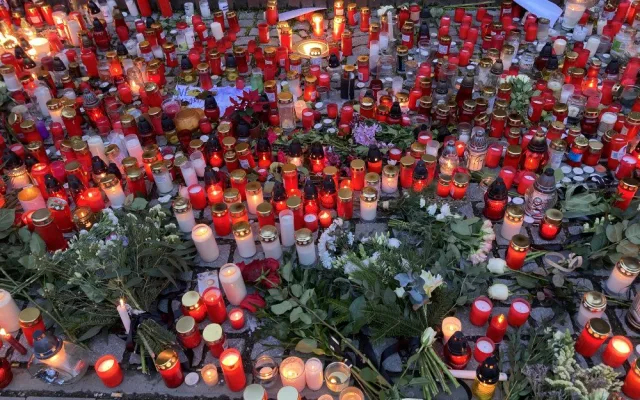 Lidé v Brně zapalují svíčky za oběti střelby. Schází se před školou i v divadle