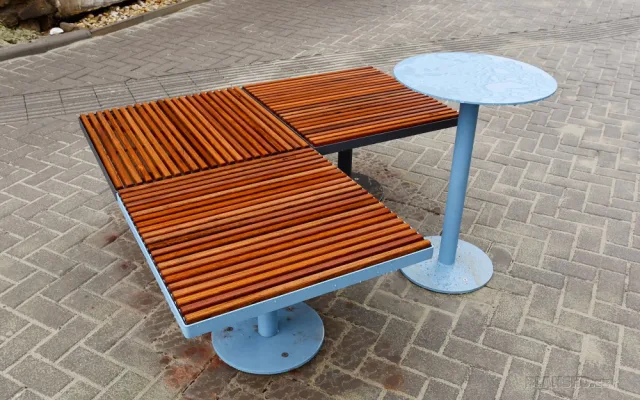 Lidé už před knihovnou v Blansku nešlapou do kaluží a relaxují na nových lavičkách