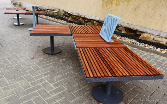 Lidé už před knihovnou v Blansku nešlapou do kaluží a relaxují na nových lavičkách