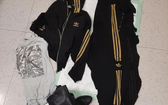 Žena přeskočila zábradlí a vběhla pod šalinu. Leží zraněná v nemocnici a policie pátrá po její totožnosti
