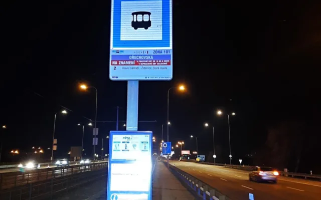Žena přeskočila zábradlí a vběhla pod šalinu. Leží zraněná v nemocnici a policie pátrá po její totožnosti