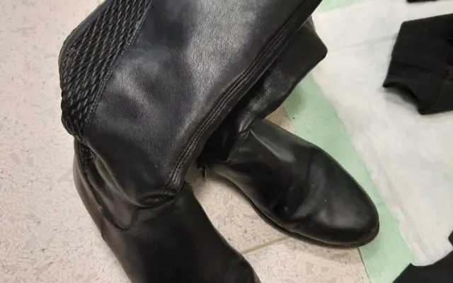Žena přeskočila zábradlí a vběhla pod šalinu. Leží zraněná v nemocnici a policie pátrá po její totožnosti