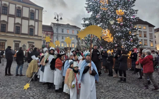 Velbloudi, koledy a klanění u betléma. Brňané v průvodu oslavovali Tři krále (doplním)